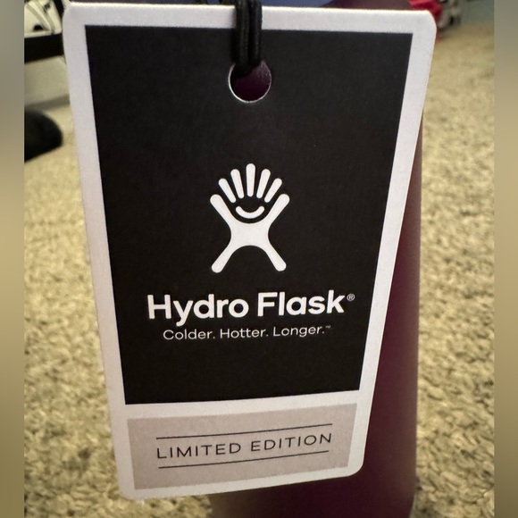 Hydro Flask Limited Edition Water Bottle in Sugarplum 32 Oz. NWT - Picture 5 of 8